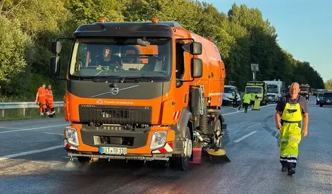 Reinigungsarbeiten nach Unfall auf Autobahn